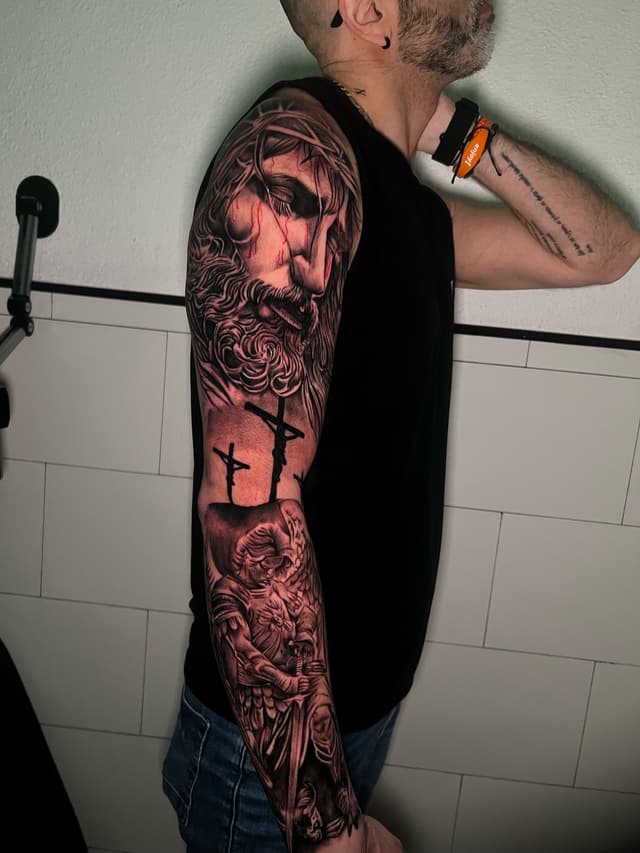 Artista tatuando