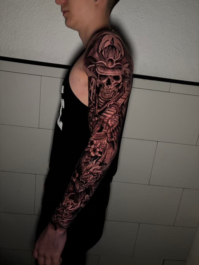 Tatuaje geométrico por Guayaco