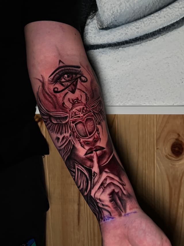 Tatuaje blackwork por Guayaco