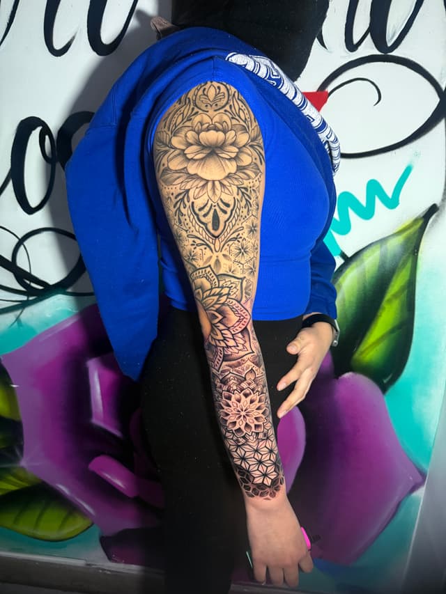 Artista mostrando diseños